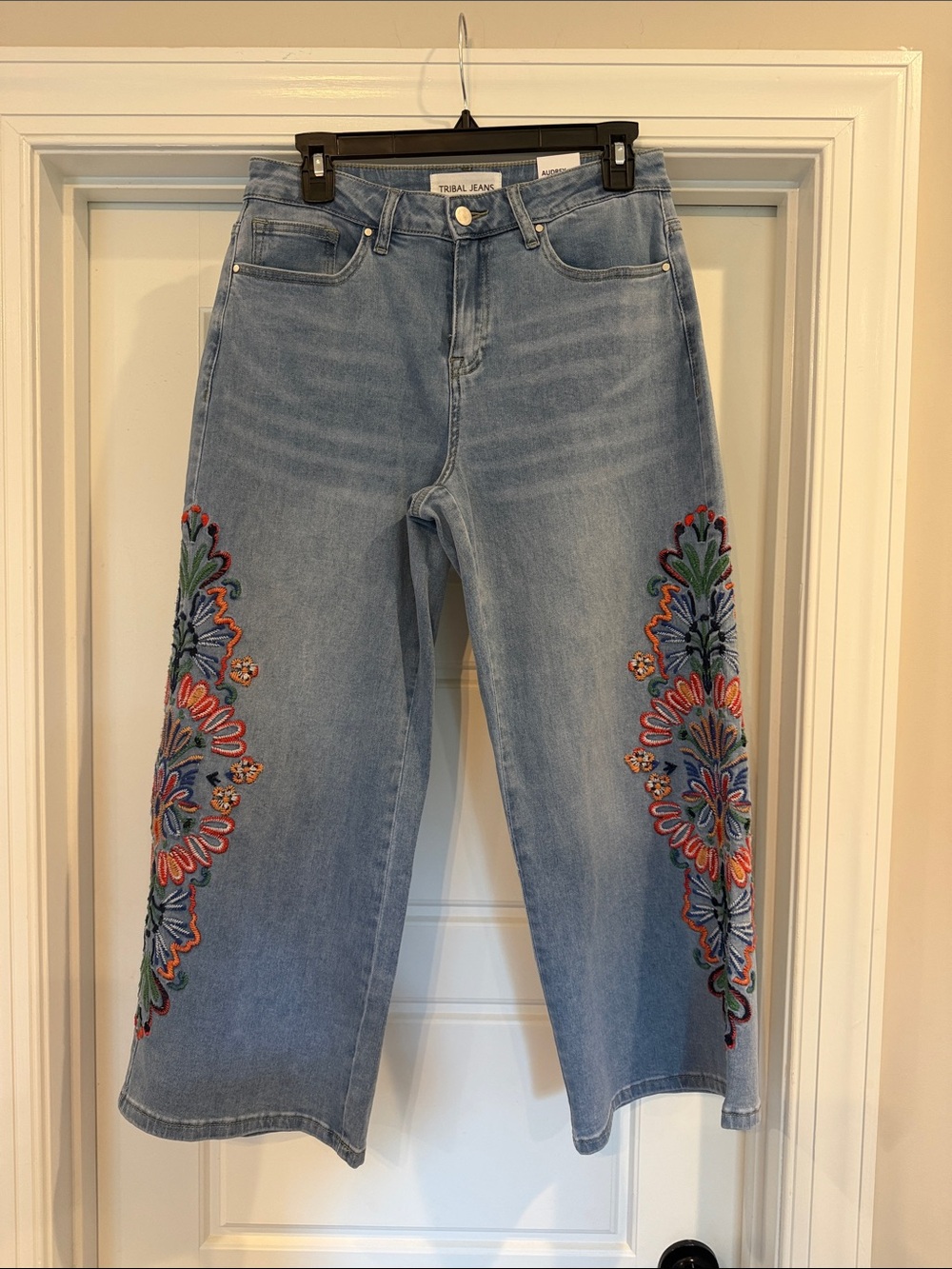Women's Light Blue Embroidered Cropped Jeans